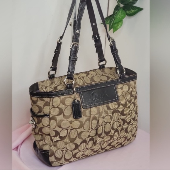 EUC Coach Monogram Shoulder bag - Picture 8 of 10